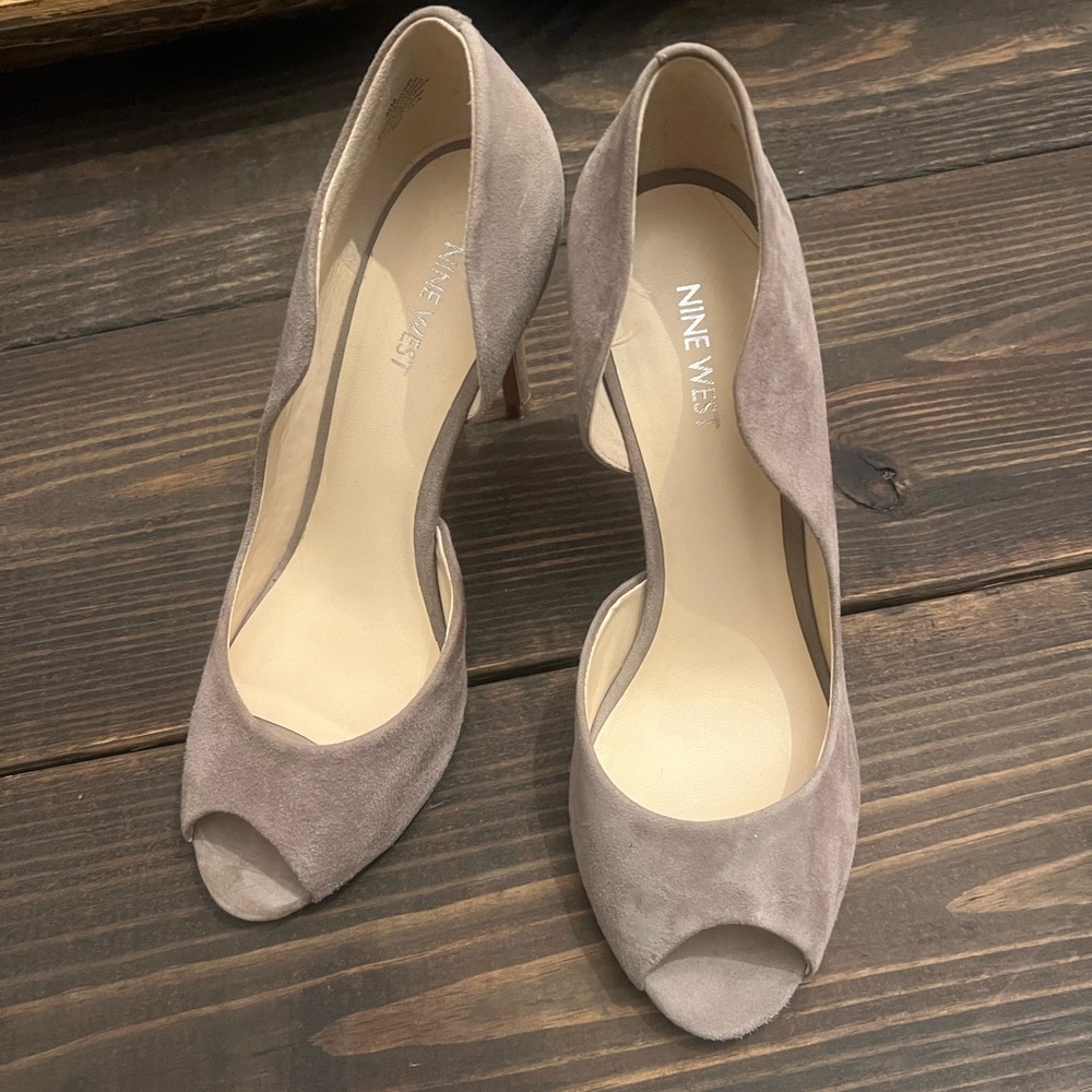 Nine West beautiful suede heel. Great condition size 8 1/2